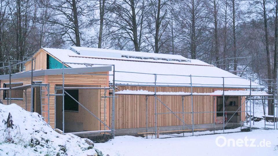 „Winterfest“ präsentiert sich die künftige vierte Infostelle des Naturparks Steinwald bei der Grenzmühle. Bis zur Fertigstellung sind die Mitglieder des Vereins "Kulturlandschaft südlicher Steinwald" jedoch noch kräftig gefordert. Bild: bsc
