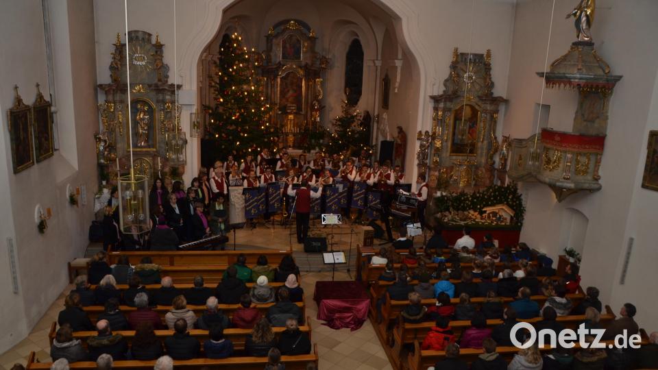 Im schein der beiden Christbäume verbanden sich die Mitwirkenden in der Pfarrkirche St. Erhard in Roggenstein. Bild: dob