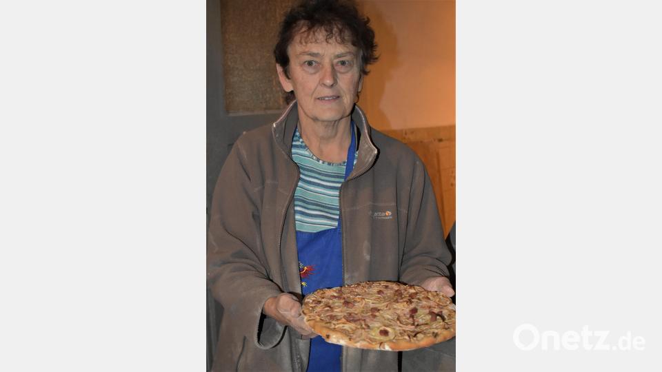 Franziska Ernstberger mit Zwiebelkuchen. Bild: rgr