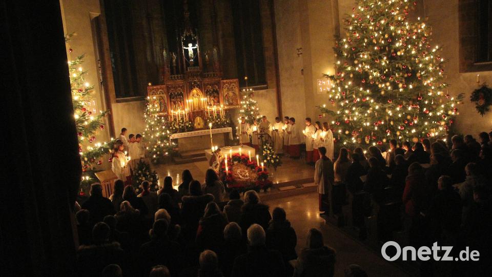Beim Festgottesdienst erstrahlte das Kirchenschiff zunächst im Kerzenschein. Bild: bph