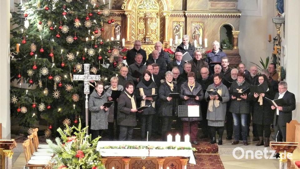 Ein großer Chor aus dem Gemeinschaftschor Plößberg-Schönkirch-Wondreb und dem Plößberger Kirchenchor formierte sich im hell erstrahlenden Altarraum der Plößberger Kirche. Bild: flt