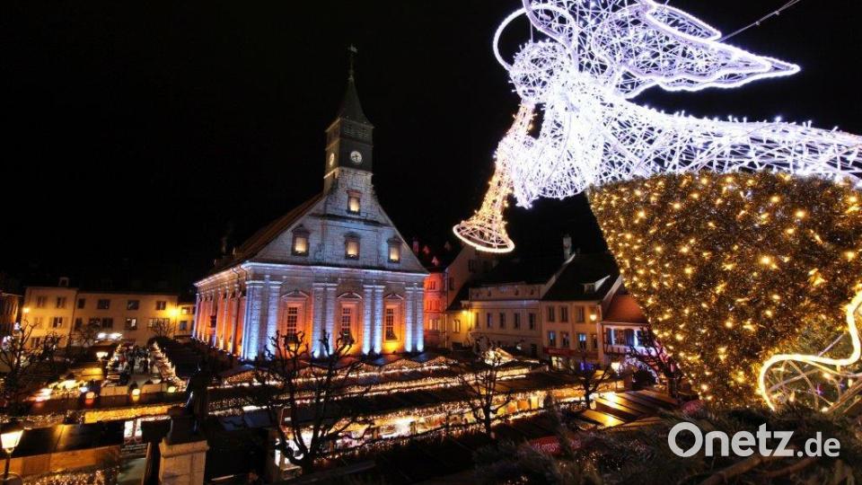 Auf der altehrwürdigen Place St. Martin in Montbéliard lockt ein Weihnachtsmarkt deutschen Ursprungs, der Franzosen und Deutsche über die nahe Ländergrenze hinweg vereint. Bild: PR Burgund-Franche-Comté