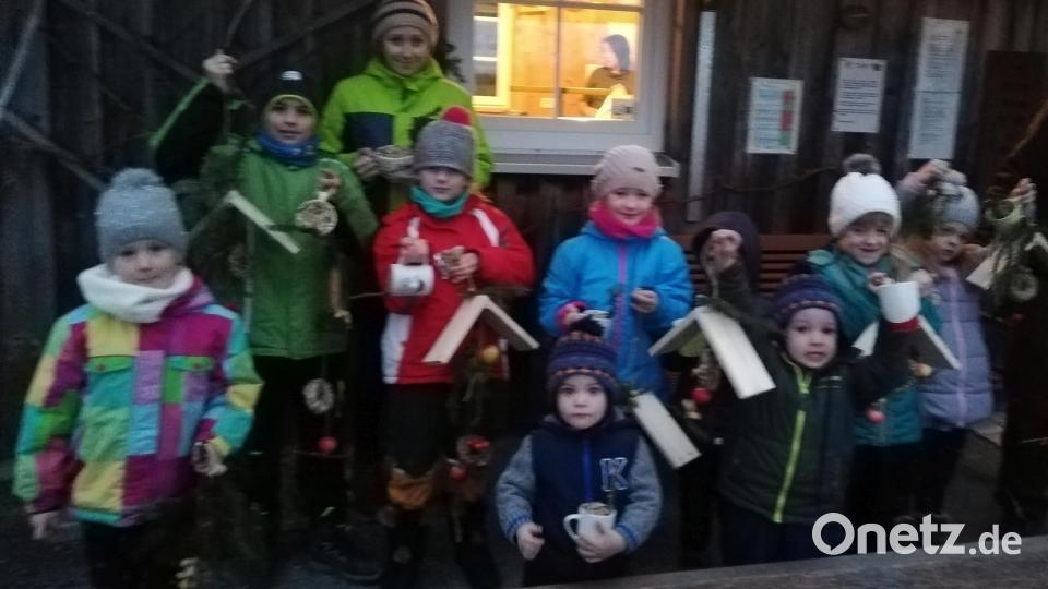 Stolz zeigen die Kinder ihre selbst gebastelten Futterstellen. Bild: rpp