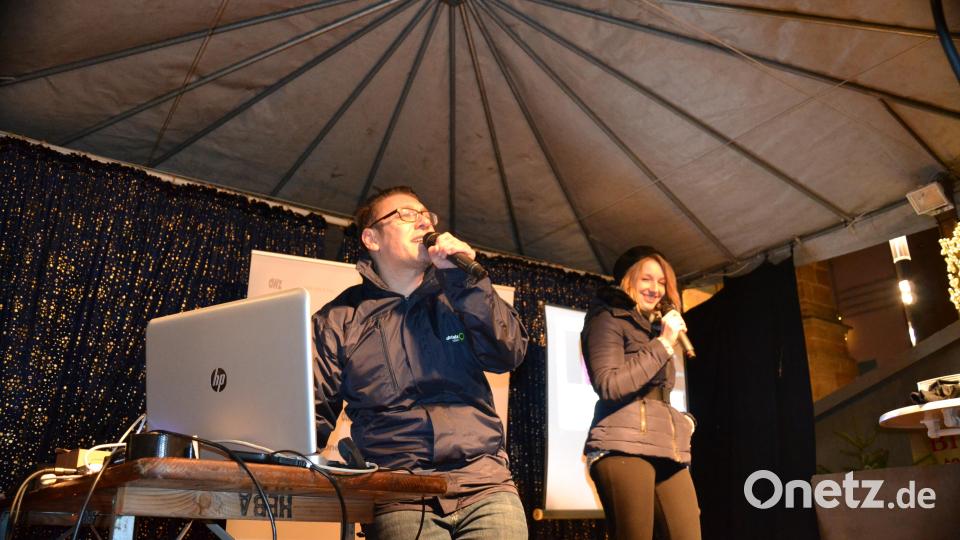 Karaoke am Weihnachtsmarkt begeistert Sänger und Zuhörer in Amberg und ist Kult. Bild: Enrico Hanf