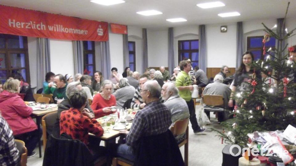 Weihnachten beim CVJM: 80 Menschen wollen an Heiligabend nicht allein sein und feiern gemeinsam. Bild: Monika Isheim, CVJM