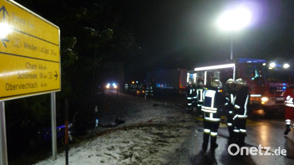 Bei der Teunzer Kreuzung war am Donnerstagabend ein Großaufgebot an Hilfskräften versammelt. Dies war auch für die Sicherheit der Verkehrsteilnehmer bei der Umleitung notwendig. Bild: Portner