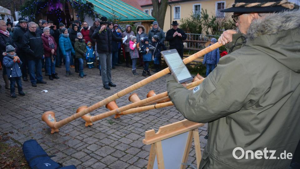 Die Großkonreuther Alphornbläser legen einen Überraschungsauftritt hin. Bild: jr