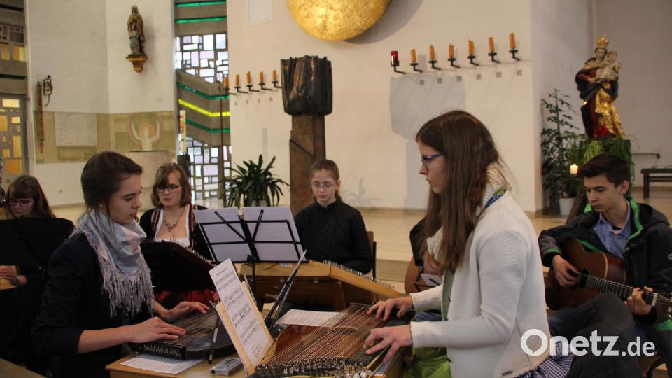 Der Name der jungen Saitenmusik „Dou de niat oo“ war beim Adventskonzert in Gebenbach Programm, denn die Adventsweisen kündeten die Weihnachtsbotschaft von Hoffnung und Freude. Bild: ads