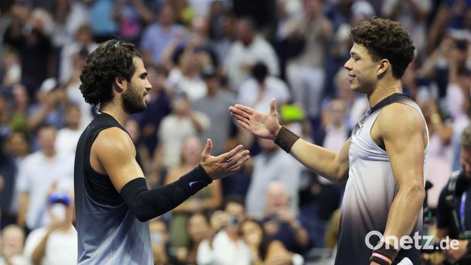 Faires Duell: Alcaraz (l) gratuliert Shelton. Bild: Heather Khalifa/FR172147 AP/AP/dpa