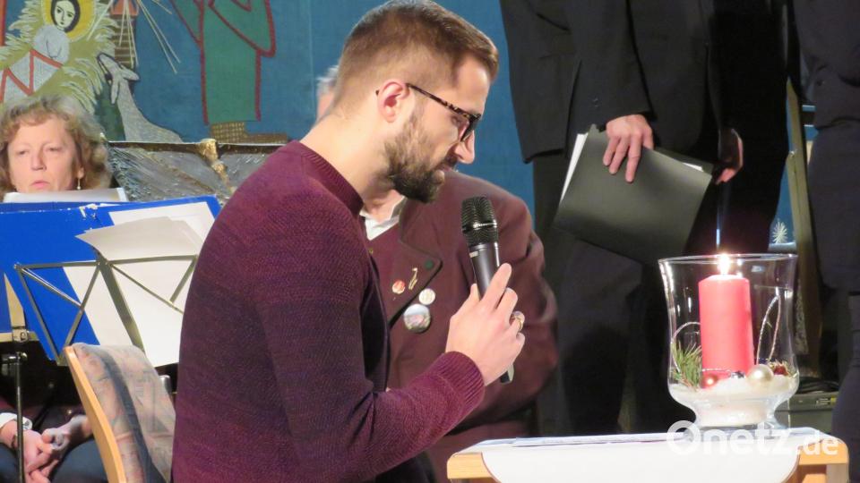 Besinnliche und nachdenkliche Texte las Thomas Hösl. Bild: adj