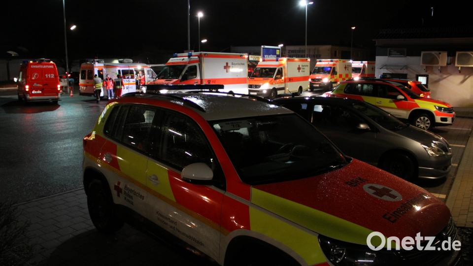 Großaufgebot: Viele Einsatzfahrzeuge der Rettungsdienste sind auf einem Parkplatz versammelt. Bild: za