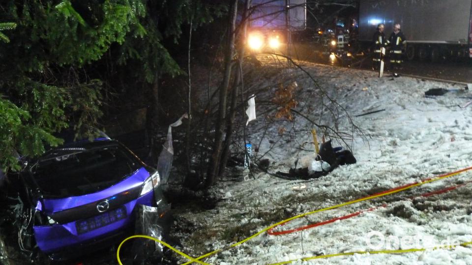 Der Wagen des Unfallverursachers blieb in der Böschung der Teunzer Kreuzung hängen. Die zwei Insassen wurden mittelschwer verletzt. Bild: Portner