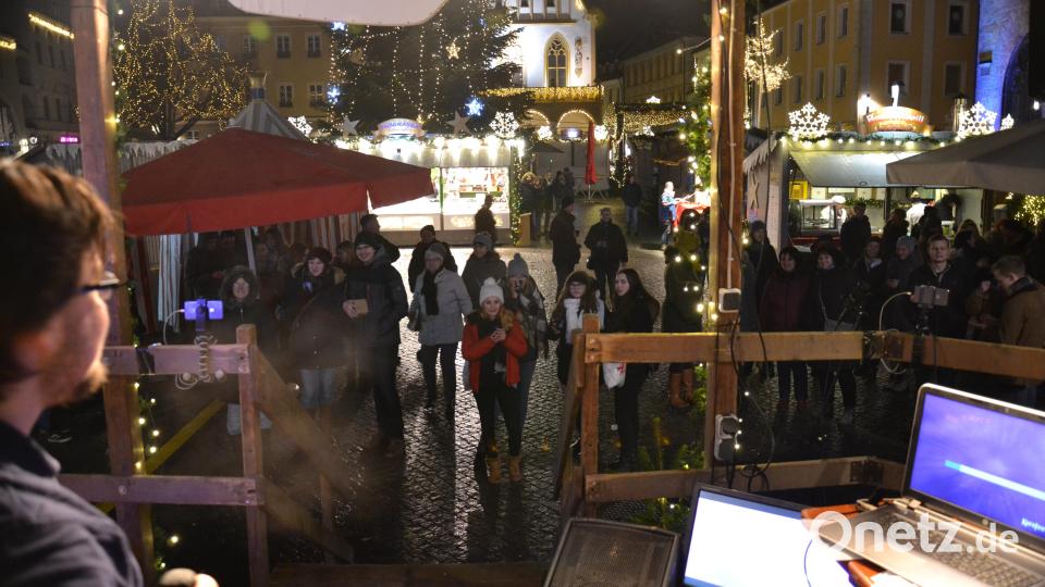 Karaoke am Weihnachtsmarkt begeistert Sänger und Zuhörer in Amberg und ist Kult. Bild: Enrico Hanf