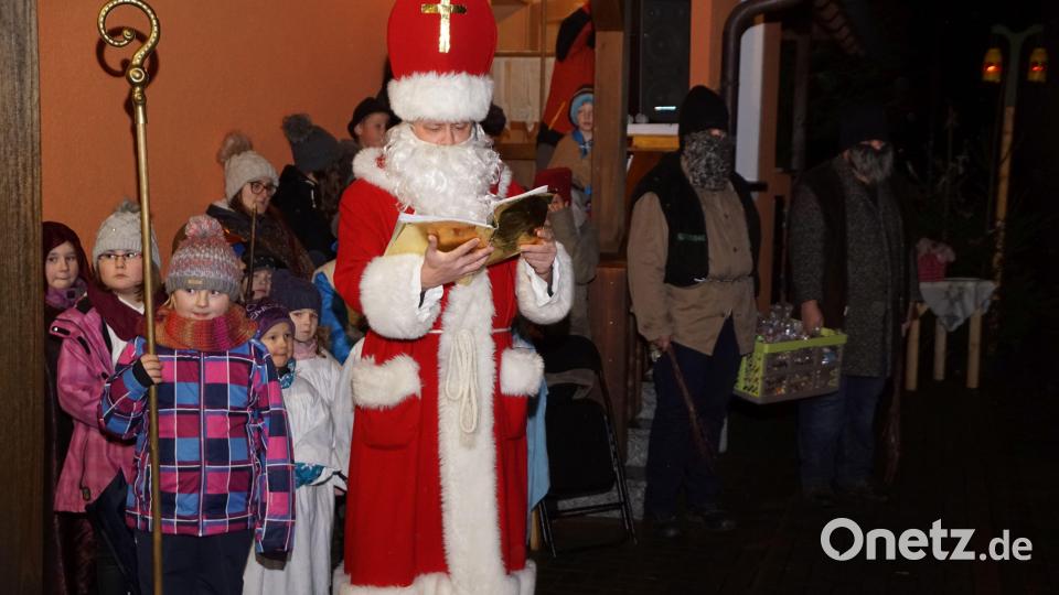 Das Leben der Feuerwehr und Dorfgemeinschaft beleuchtet Nikolaus. Viele kleine Ereignisse ruft er in Erinnerung. Bild: bkr