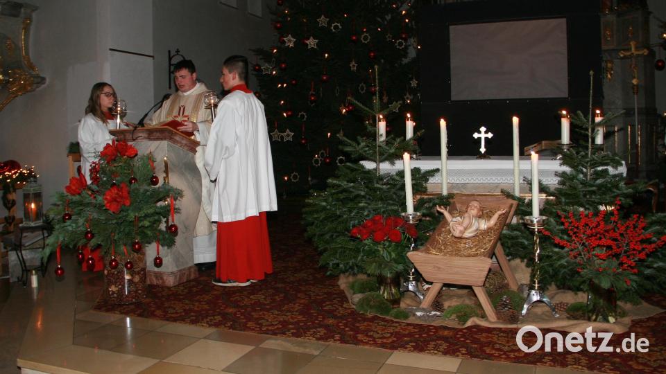 Pfarrer Maximilian Roeb verkündigte bei der Kinderchristmette die Weihnachtsbotschaft, wie sie der Evangelist Lukas aufgeschrieben hatte. Bild: wro