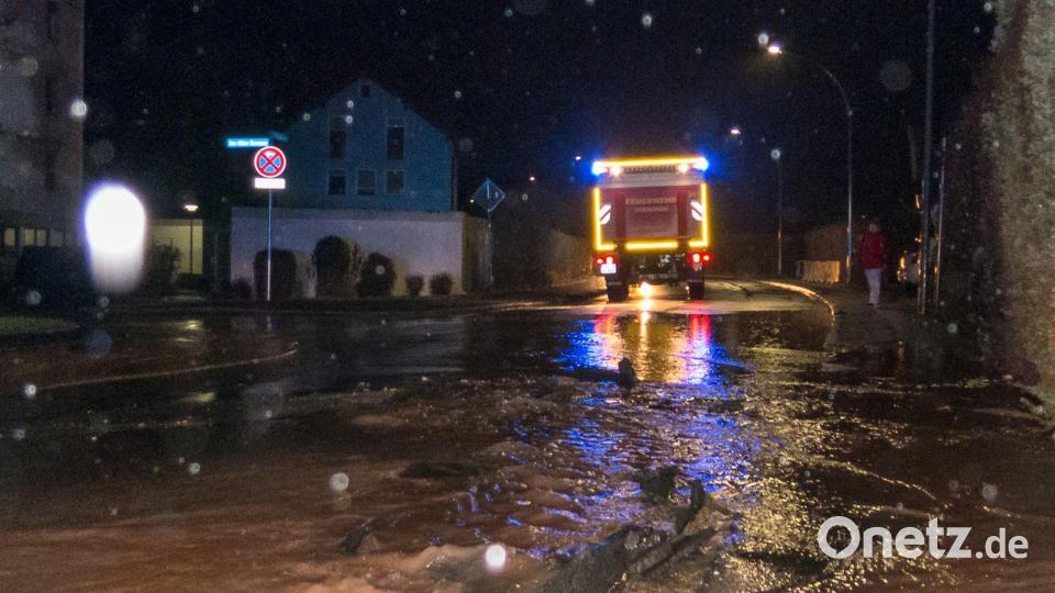 Wasserrohrbruch in der Schönbrunner Straße in Hirschau. Bild: Feuerwehr Hirschau