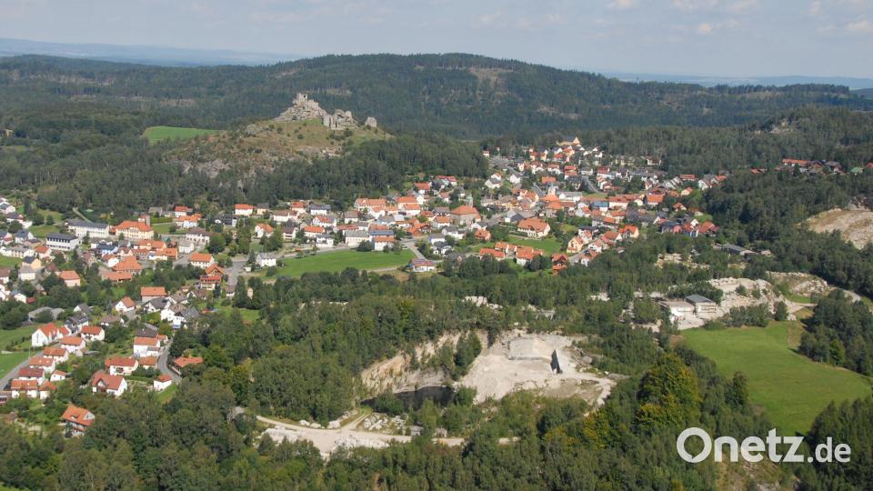Umgeben von Steinbrüchen und Wäldern: Im 1700-Einwohner-Ort Flossenbürg verschwand 1976 kurz vor Christi Himmelfahrt die zwölfjährige Monika Frischholz. Bild: Michael Ascherl [Michael Ascherl] (michael.ascherl@oberpfalzmedien.de, mascherl)