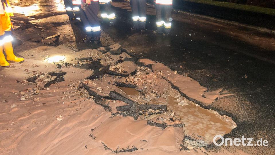 Wasserrohrbruch in der Schönbrunner Straße in Hirschau. Bild: Feuerwehr Hirschau