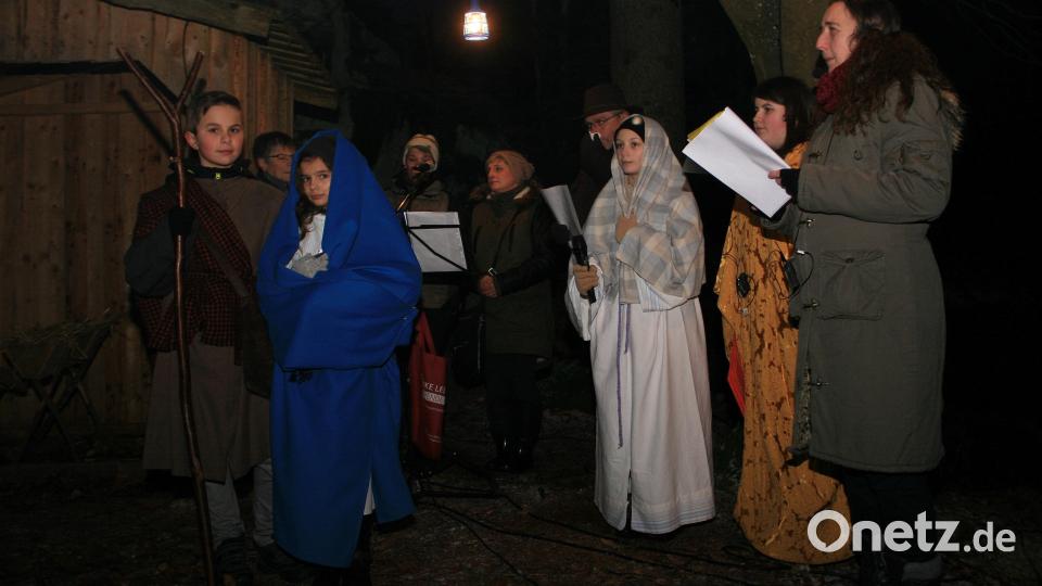 Josef und Maria sind auf Herbergssuche. Passende Lieder dazu stimmte der Fuchsmühler G'sang (im Hintergrund) an. Bild: wro