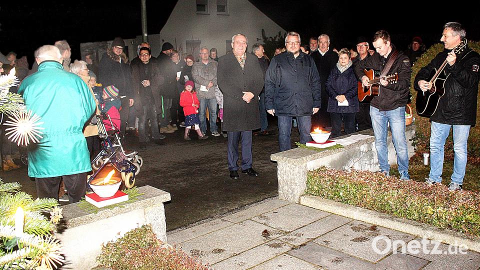 Die Rehbühlsiedler gedenken am Mahnmal ihrer Verstobenen und Gefallenen ihres Ortsteils. Bild: R. Kreuzer