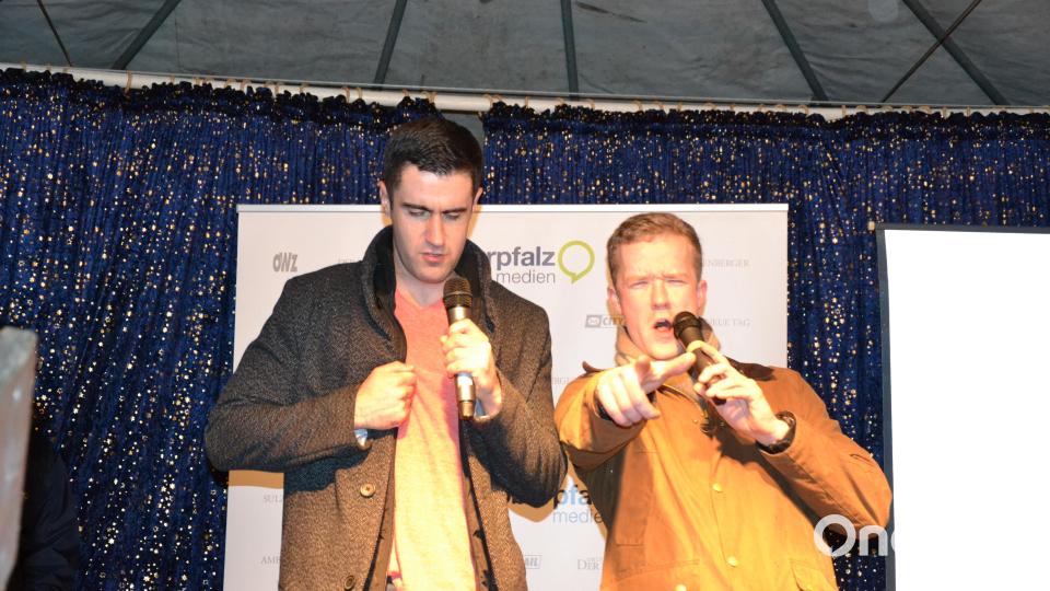 Karaoke am Weihnachtsmarkt begeistert Sänger und Zuhörer in Amberg und ist Kult. Bild: Enrico Hanf
