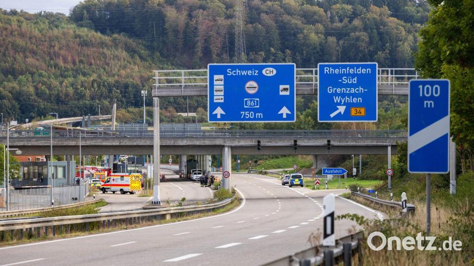 Die Polizei sperrte die Autobahn an der Grenze zur Schweiz. Bild: Philipp von Ditfurth/dpa