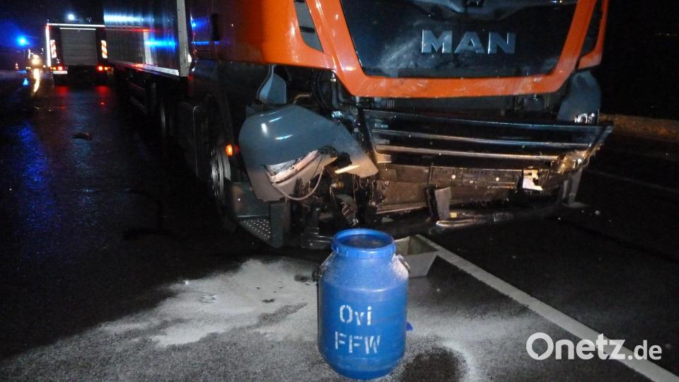 Der Mazda krachte beim Überqueren der Kreuzung in einen Sattelschlepper. Das Gespann hatte verderbliche Lebensmittel für eine Discounterkette geladen und musste abgeschleppt werden. Bild: Portner