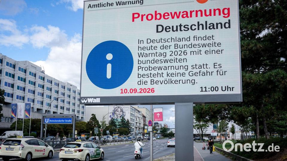 Nicht nur Sirenen und Handywarnungen wurden getestet - auch Anzeigetafeln kamen zum Einsatz. Bild: Kay Nietfeld/dpa