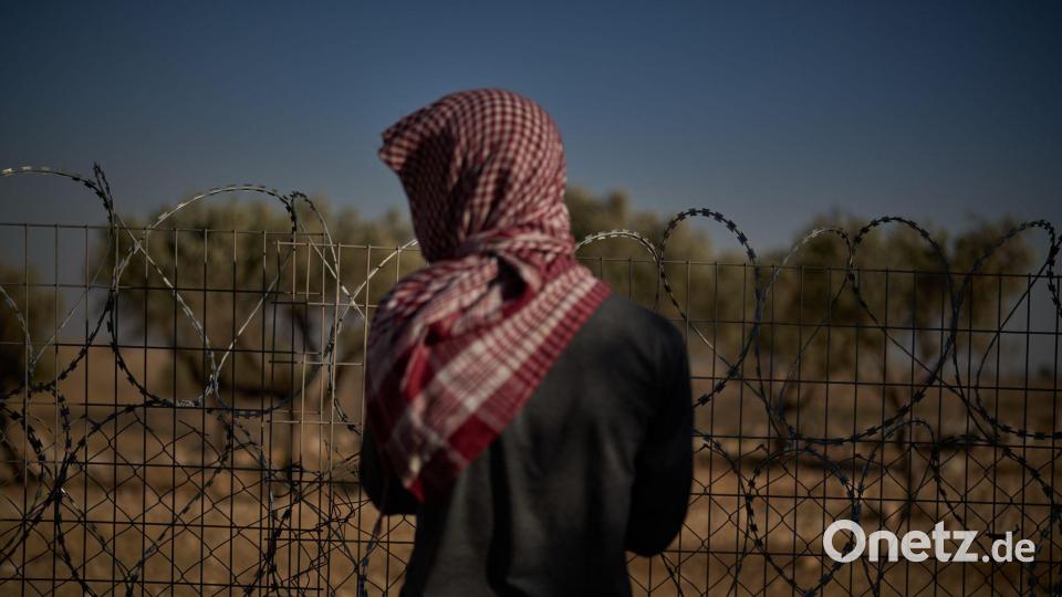 Bashar arbeitet am Zaun des Hauses seiner palästinensisch-beduinischen Familie, um Angriffe israelischer Siedler am Rande der Stadt Taybeh im Westjordanland zu verhindern. Bild: Leo Correa/AP/dpa