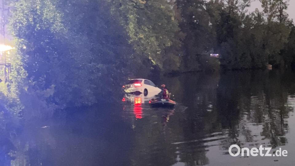 Ein Auto landete in Weiherhammer in einem Weiher. Die Feuerwehr musste das Fahrzeug bergen. Bild: PI Neustadt a.d.Waldnaab, Wimmer, POM
