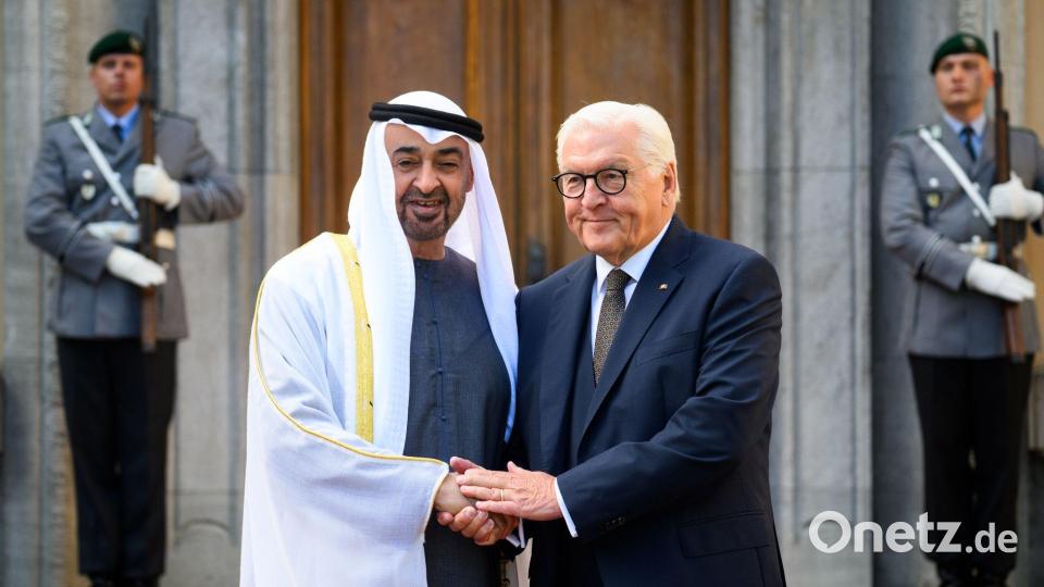 Bundespräsident Steinmeier begrüßt den Gast vom Golf mit militärischen Ehren. Bild: Bernd von Jutrczenka/dpa