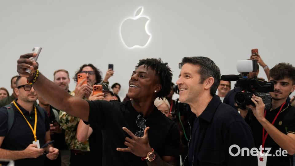 Das aufklappbare iPhone ist die erste große Wette des Konzerns unter dem neuen Chef John Ternus (rechts im Bild). Bild: Jeff Chiu/AP/dpa