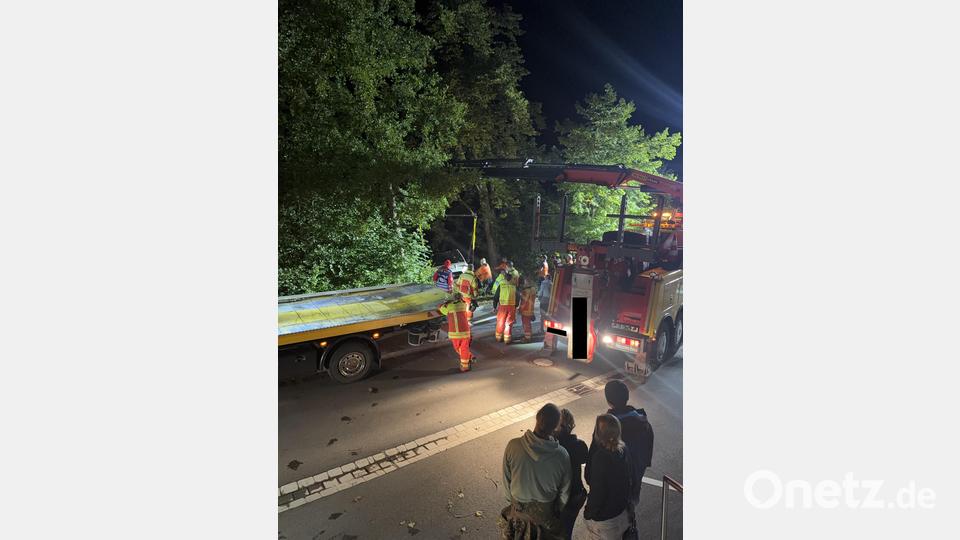 Ein Auto landete in Weiherhammer in einem Weiher. Die Feuerwehr musste das Fahrzeug bergen. Bild: PI Neustadt a.d.Waldnaab, Wimmer, POM