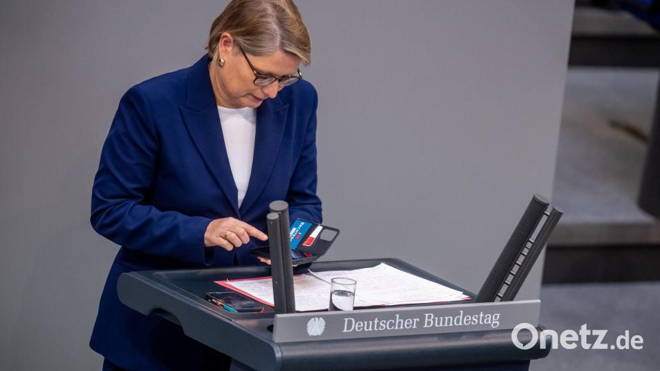 Der Probealarm stoppt auch Justizministerin Hubig im Bundestag. Bild: Michael Kappeler/dpa