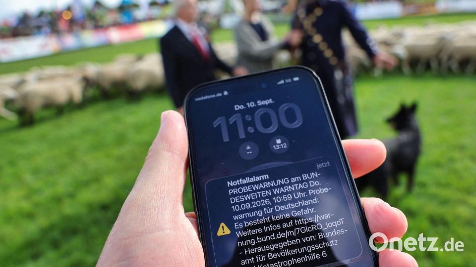 Um 11.00 Uhr machten deutschlandweit die Mobiltelefone Alarm. Bild: Jens Büttner/dpa