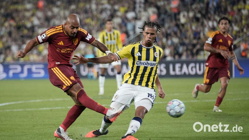 Die AS Rom um den Ex-Dortmunder Donyell Malen (links) und Fenerbahce lieferten sich ein enges Duell. Bild: Khalil Hamra/AP/dpa