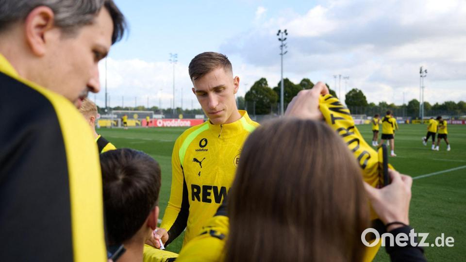 Dortmund: Schlotterbeck mittendrin – BVB-Profi nimmt sich nach dem Training Zeit für Fans Bild: Bernd Thissen/dpa