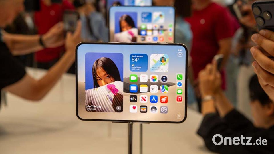 Mit dem Format des iPhone Duo sollen Nutzer Apple zufolge besser von dem größeren inneren Display profitieren als bei Modellen der Konkurrenz. Bild: Andrej Sokolow/dpa