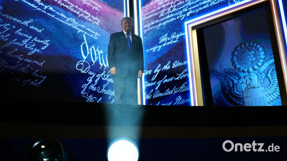 Trump schwört Republikaner auf Wahlkampf ein. Bild: Julia Demaree Nikhinson/AP/dpa