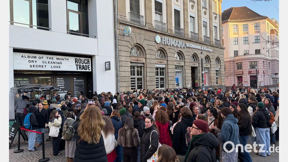 Im Berliner Stadtteil Neukölln warteten Fans im Januar darauf, die neue Single von Harry Styles zu hören. (Archivbild) Bild: Lisa Forster/dpa
