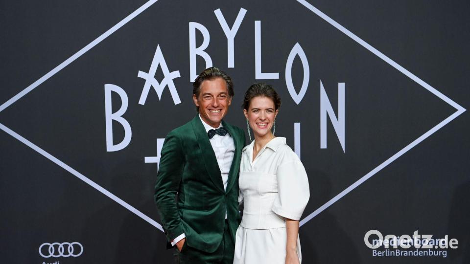 Die Schauspieler Volker Bruch und Liv Lisa Fries sind die Hauptdarsteller der TV-Serie „Babylon Berlin“ (Archivbild) Bild: Jens Kalaene/dpa