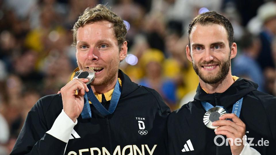 Nils Ehlers (l) und Clemens Wickler gewannen bei den Olympischen Spielen in Paris die Silbermedaille. (Archivbild) Bild: Sina Schuldt/dpa