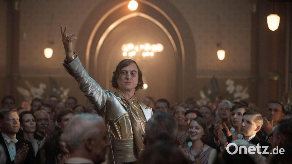 Der Schauspieler Lars Eidinger in einer Szene aus „Babylon Berlin“. Bild: Frédéric Batier/X-Filme/ARD/SKY/dpa