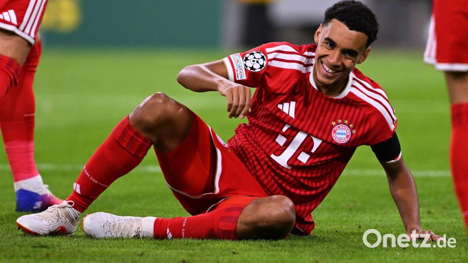 Jamal Musiala am Boden - aber diesmal mit einem Lächeln im Gesicht. Es war nichts passiert. Bild: Sven Hoppe/dpa