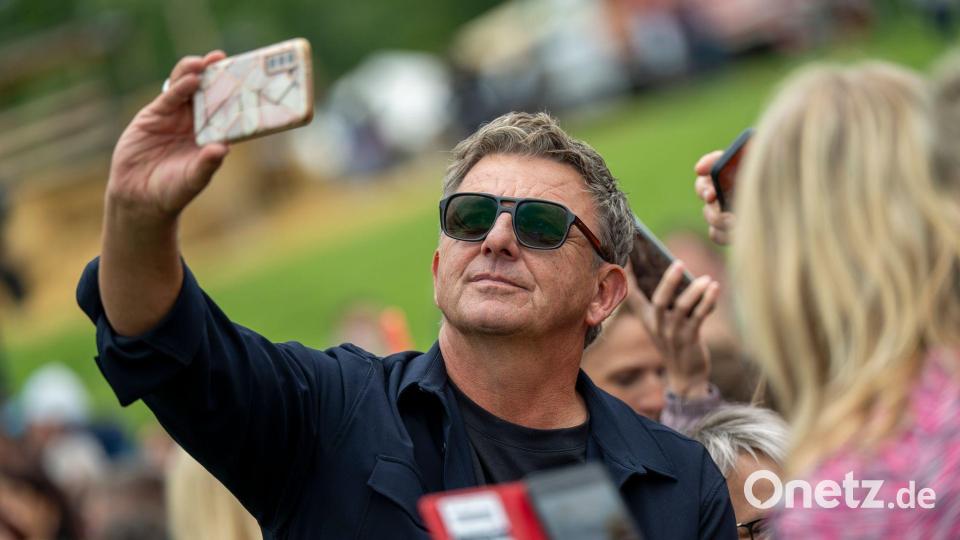 Begehrt: Selfies mit Hans Sigl. Bild: Peter Kneffel/dpa
