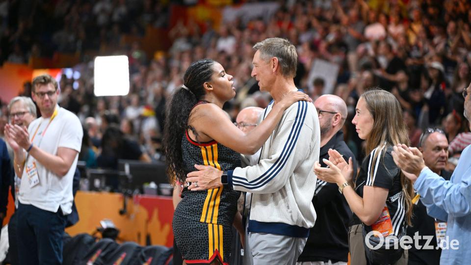 Auch die deutsche NBA-Ikone Detlef Schrempf feiert mit den Spielerinnen. Bild: Tobias Schwarzmeier