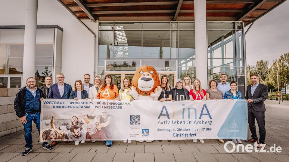 Das Organisationsteam, Sponsoren und Beteiligte stellen zusammen mit OB Michael Fritz (rechts) das
Programm der Veranstaltung "ALinA – Aktiv Leben in Amberg" im ACC vor. Bild: Michael Golinski