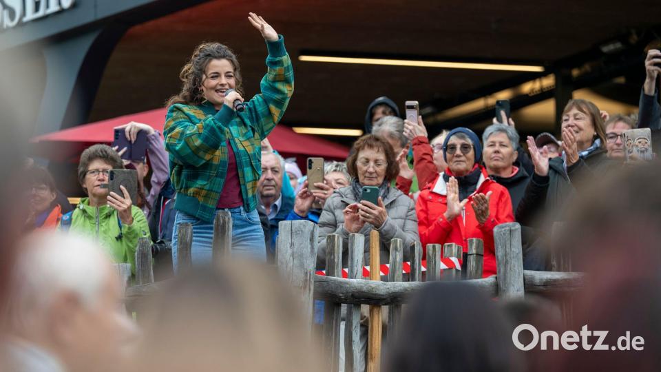 Die Schauspielerin und Sängerin Ronja Forcher sang „Herzensmensch“. Bild: Peter Kneffel/dpa