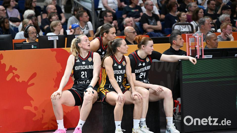 Die Bankspielerinnen sind schon voll mit dabei, während sie auf ihre Einwechslung warten. Bild: Tobias Schwarzmeier