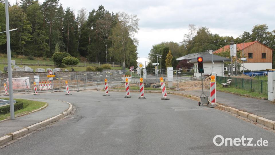 Im Kiosk-Bereich müssen die Verkehrsteilnehmer derzeit Behinderungen in Kauf nehmen. Es werden neue Wasserleitungen verlegt. Bild: Josef Pilfusek